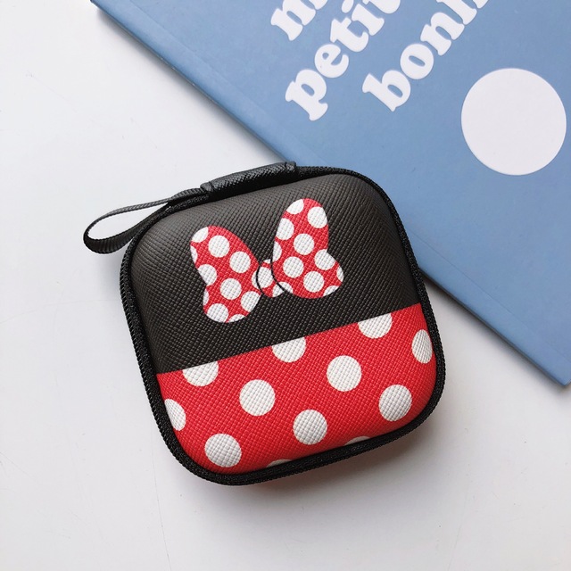 Figurka akcji Disney Mickey Mouse i Stitch - chłopiec i dziewczyna z portmonetką, torbą i schowkiem na słuchawki - Wianko - 3