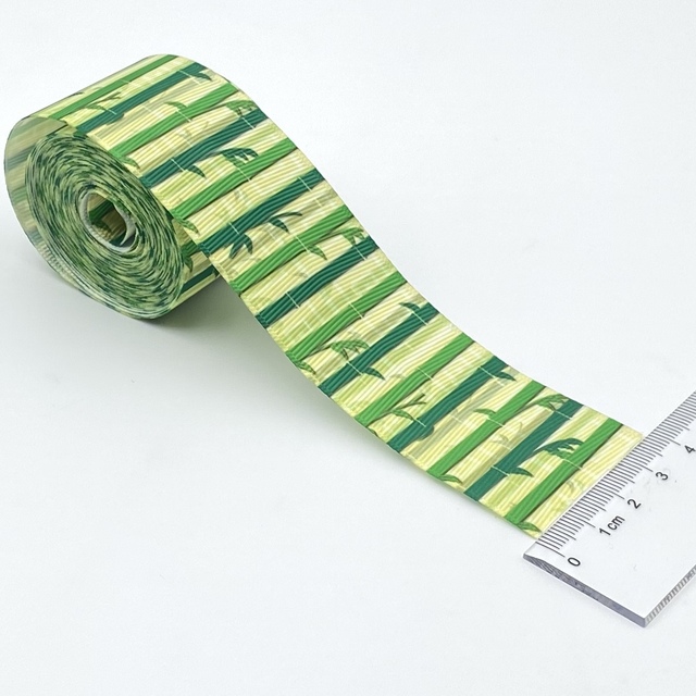 Zielona wstążka z delikatnym liściem bambusa, drukowana na wytrzymałej tkaninie rypsowej, szerokość 38 mm - idealna do tworzenia samodzielnie wykonanych kokardek i ozdób - Wianko - 2
