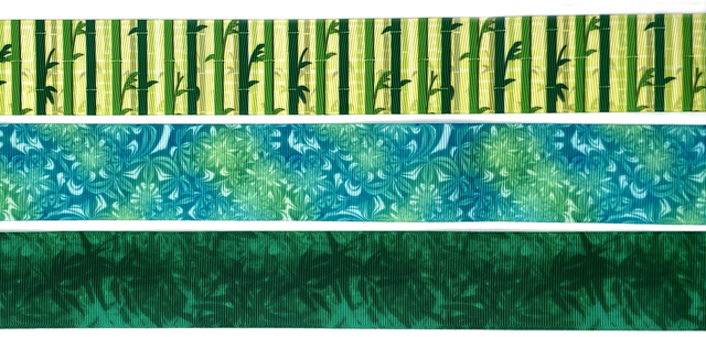 Zielona wstążka z delikatnym liściem bambusa, drukowana na wytrzymałej tkaninie rypsowej, szerokość 38 mm - idealna do tworzenia samodzielnie wykonanych kokardek i ozdób - Wianko - 1