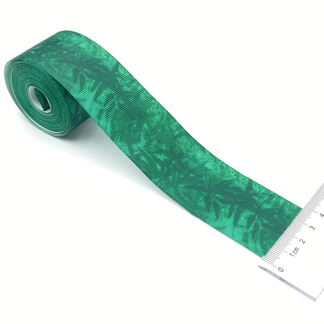 Zielona wstążka z delikatnym liściem bambusa, drukowana na wytrzymałej tkaninie rypsowej, szerokość 38 mm - idealna do tworzenia samodzielnie wykonanych kokardek i ozdób - Wianko - 4