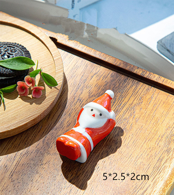 Młynek do soli i pieprzu w kształcie Mikołaja na stojaku z uroczymi pałeczkami, idealne na Boże Narodzenie i dekoracje stołu - Wianko - 4