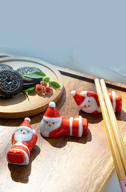 Młynek do soli i pieprzu w kształcie Mikołaja na stojaku z uroczymi pałeczkami, idealne na Boże Narodzenie i dekoracje stołu - Wianko - 1