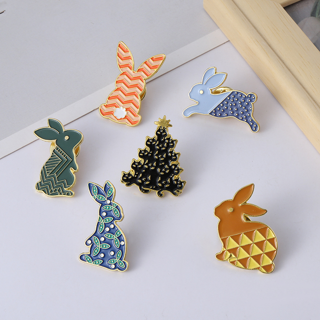Słodkie króliki - emaliowane broszki w kształcie trójkątów z falistymi liniami drzewa - Wianko - 4