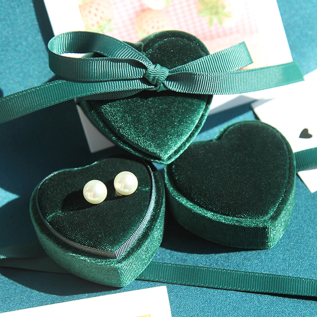 Organizer na biżuterię w kształcie serca - szkatułka z sztruksowym wnętrzem na pierścionki i naszyjniki z ozdobnym wstążkowym motywem - Wianko - 1