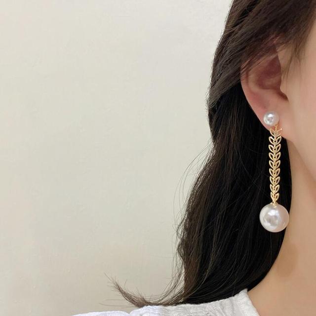 Kolczyki wiszące - Koreanki moda długie duże perłowe kolczyki wiszące z metalowym wklęslonym liściem dla kobiet i dziewczyn - Wianko - 1