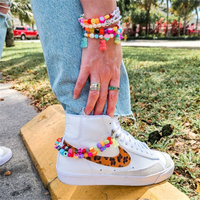 Buty ozdobione kolorowymi koralikami i łańcuchami dla kobiet - modne dodatki z urokiem i uśmiechem - Wianko - 6