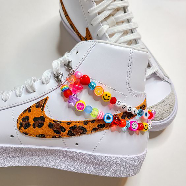 Buty ozdobione kolorowymi koralikami i łańcuchami dla kobiet - modne dodatki z urokiem i uśmiechem - Wianko - 7