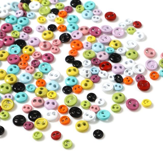 50 sztuk mini guzików do DIY dla lalek - 3mm i 4mm, okrągłe, kolorowe, z 2 otworami - idealne do tworzenia kartek scrapbookingowych i szycia - Wianko - 5