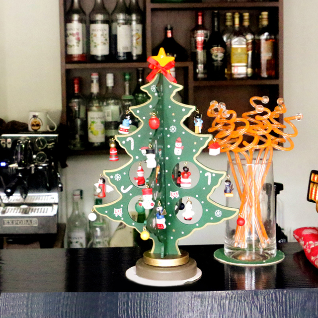 Drewniana choinka DIY z mini ozdobami świątecznymi - dekoracja bożonarodzeniowa do domu - Wianko - 1