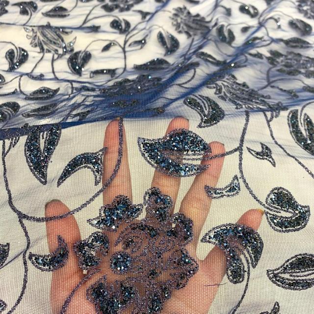 Afrykańska koronka tiulowa w czarnej kolorystyce z brokatem – idealna na sukienki i szybownictwo - Wianko - 2