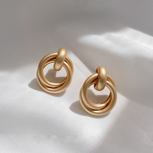 Francuskie klipsy nausznice okrągłe, metalowe, geometryczne, bez przekłuwania uszu, w kolorze matowego złota, 2021 - Wianko - 1