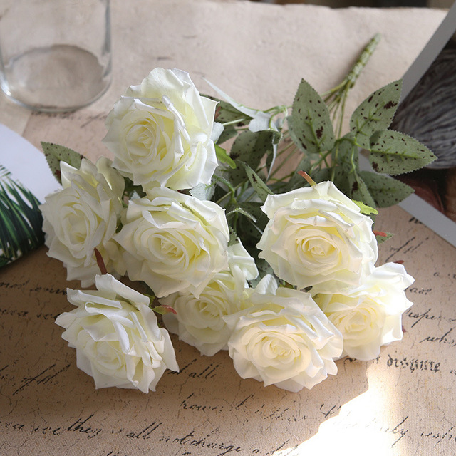 Sztuczne kwiaty różane z liśćmi, jedwabisty materiał, dekoracja wnętrz - biały różowy bukiet jesiennej rośliny - Wianko - 1