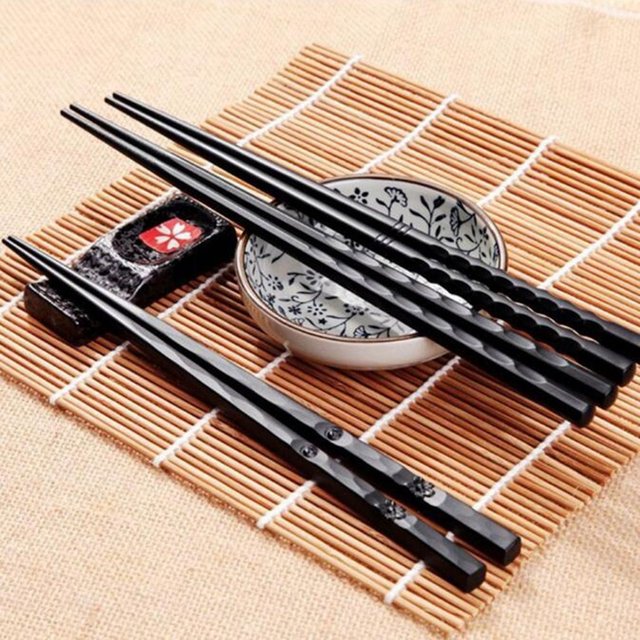 Japońskie antypoślizgowe pałeczki do jedzenia - zestaw aluminiowych pałeczek Sushi z drewnianym wykończeniem (1 para) - Wianko - 1