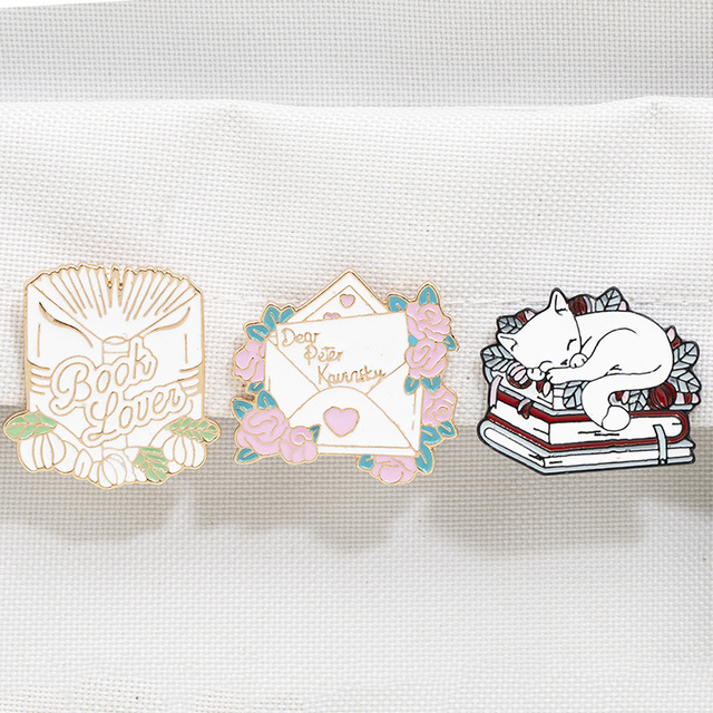 Emaliowane broszki z motywem ślicznych białych kotków na tle książek - biżuteria w stylu kreskówki do kurtki - Wianko - 4