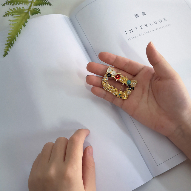 Nowa broszka Rinhoo - luksusowe litery D, wykwintne, eleganckie. Broszka z imitacji diamentu, ozdobiona perłami. Kolorowa moda, idealny prezent dla kobiet - Wianko - 45