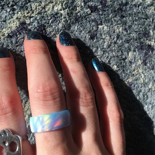 Pierścień opalowy z włókna węglowego z opalizującymi kolorami i zmieniającym się odcieniem dla kobiety - Wianko - 25