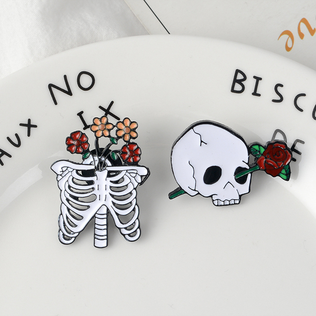 Punkowy broszka z emaliowaną smutną czaszką, kwiatem i czarno-białym lisem - Wianko - 14
