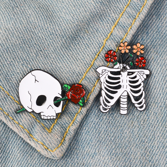 Punkowy broszka z emaliowaną smutną czaszką, kwiatem i czarno-białym lisem - Wianko - 11