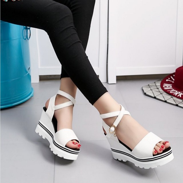 Nowy tytuł produktu: Damskie sandały na platformie z wysokimi obcasami koreańskiego stylu bez palców Muffin w letnim stylu - Wianko - 8