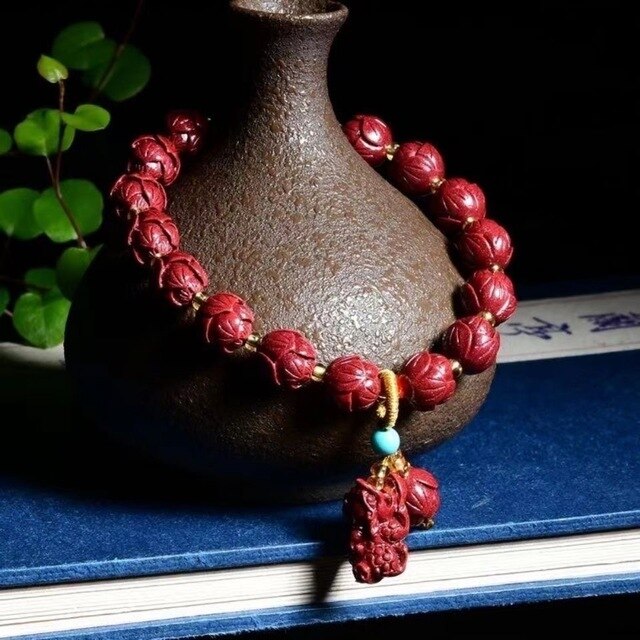 Bransoletka z naturalnymi czerwonymi koralikami z cynobru i kwiatowymi elementami lotosu ręcznie tkana, biżuteria męska i damsk.będąca amuletem szczęścia - Wianko - 1