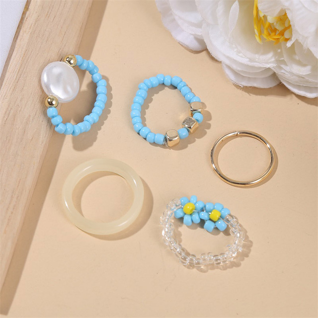 Złoty pierścionek wykonany ręcznie z białych, niebieskich i złotych paciorków akrylowych, ozdobiony szklanymi koralikami w motywy kwiatowe - zestaw 5 sztuk - Wianko - 5