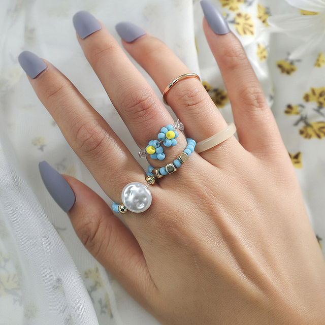 Złoty pierścionek wykonany ręcznie z białych, niebieskich i złotych paciorków akrylowych, ozdobiony szklanymi koralikami w motywy kwiatowe - zestaw 5 sztuk - Wianko - 1