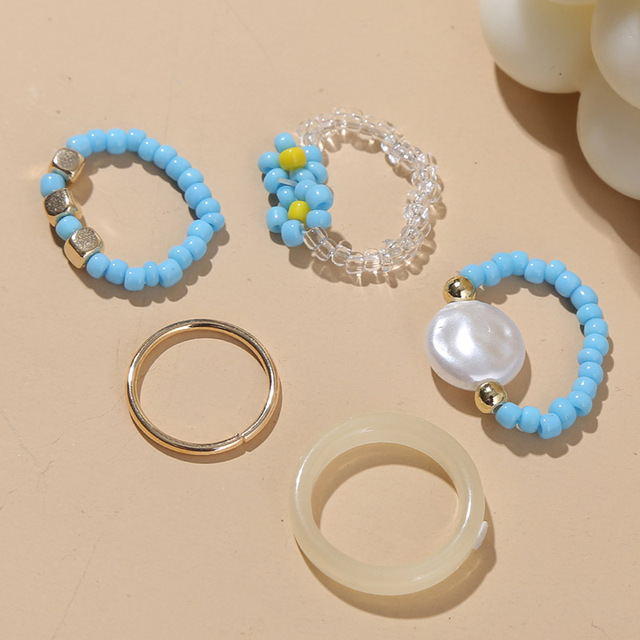 Złoty pierścionek wykonany ręcznie z białych, niebieskich i złotych paciorków akrylowych, ozdobiony szklanymi koralikami w motywy kwiatowe - zestaw 5 sztuk - Wianko - 6