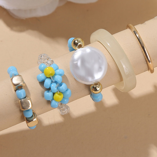 Złoty pierścionek wykonany ręcznie z białych, niebieskich i złotych paciorków akrylowych, ozdobiony szklanymi koralikami w motywy kwiatowe - zestaw 5 sztuk - Wianko - 4