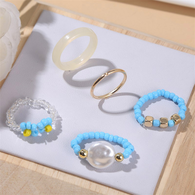 Złoty pierścionek wykonany ręcznie z białych, niebieskich i złotych paciorków akrylowych, ozdobiony szklanymi koralikami w motywy kwiatowe - zestaw 5 sztuk - Wianko - 3