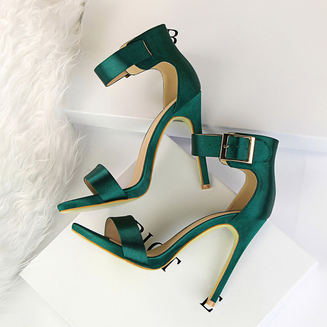 Wysokie obcasy - Plus rozmiar 43 - Klasyczne jedwabne sandały damskie w zielonym kolorze - Wianko - 5