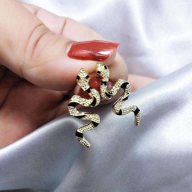Nowoczesne złote srebrne kolczyki z wężem dla kobiet - Moda na geometryczne kolczyki ze zwierzętami - Wianko - 2