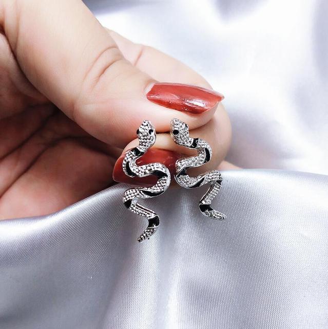 Nowoczesne złote srebrne kolczyki z wężem dla kobiet - Moda na geometryczne kolczyki ze zwierzętami - Wianko - 1