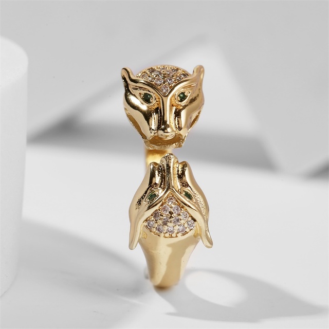 Regulowany pierścień z wysokiej jakości miedzi w złotym kolorze, ozdobiony metalowymi elementami w kształcie podwójnej głowy leoparda i cyrkonią, idealny na imprezę - Wianko - 3