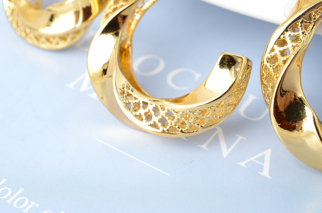 Klasyczne zestawy biżuterii dla kobiet - kolczyki i naszyjnik ze złotym wiszącym romantycznym motywem na wesele i rocznicę - Wianko - 4