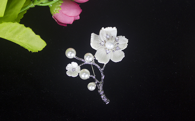 Broszka perłowa z białego kwiatu Shell - Wianko - 3
