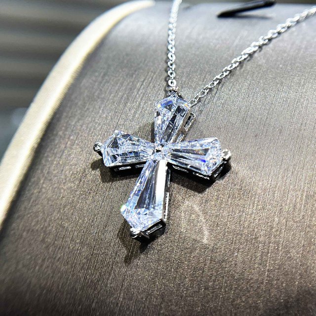 Luksusowy naszyjnik z błyszczącym diamentowym krzyżem i wysokowęglowym zawieszką w bajkowym stylu - Wianko - 6