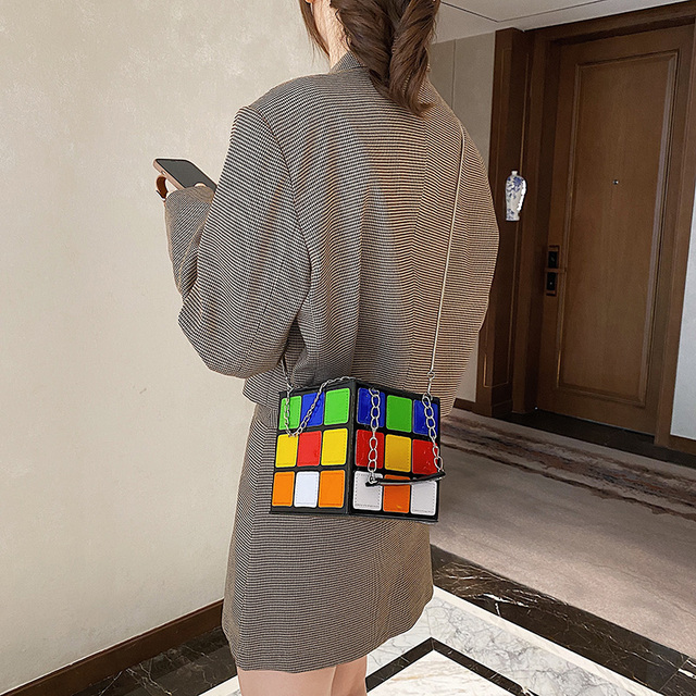 Torebka damska skórzana mini z metalowym łańcuszkiem - kwadratowy design Rubika - Wianko - 3