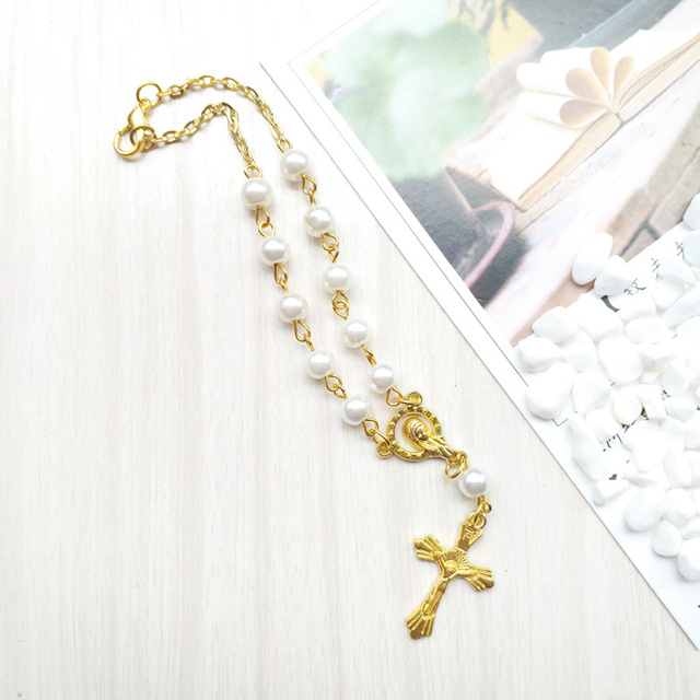 Złoty krzyż wisiorek z perłą i szklanymi koralikami - biżuteria religijna - Wianko - 2