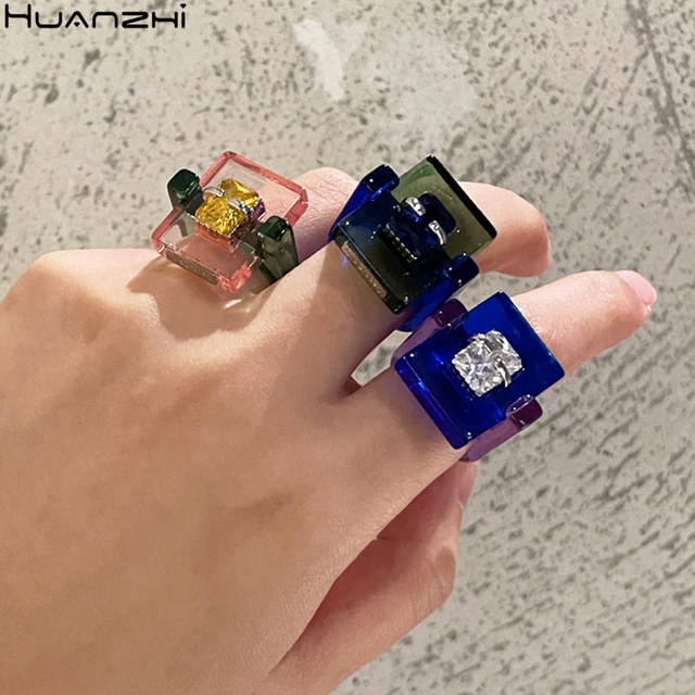 Pierścień damski HUANZHI 2021 - letnie trendy, kolorowe i transparentne, wykonany z żywicy akrylowej, w geometrycznym kształcie kwadratu, ozdobiony rhinestonami - Wianko - 2