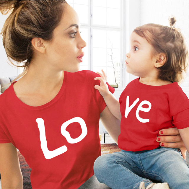 Czerwona koszulka z miłosnym nadrukiem dla mamy i córki - idealne dla rodzin w letnim stylu - Wianko - 3
