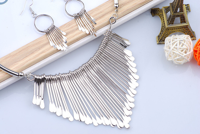 Zestaw modnej biżuterii: warstwowy naszyjnik, obroża i kolczyki - prosty i elegancki dodatek dla nowoczesnej kobiety - Wianko - 16