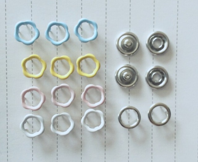 100 zestaw 9.5mm kwiatowe zatrzaski zatrzask Popper Prong pierścień przystawki do szycia na ubrania dziecięce, 4 kolory - Wianko - 2