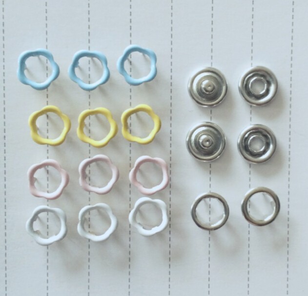 100 zestaw 9.5mm kwiatowe zatrzaski zatrzask Popper Prong pierścień przystawki do szycia na ubrania dziecięce, 4 kolory - Wianko - 1