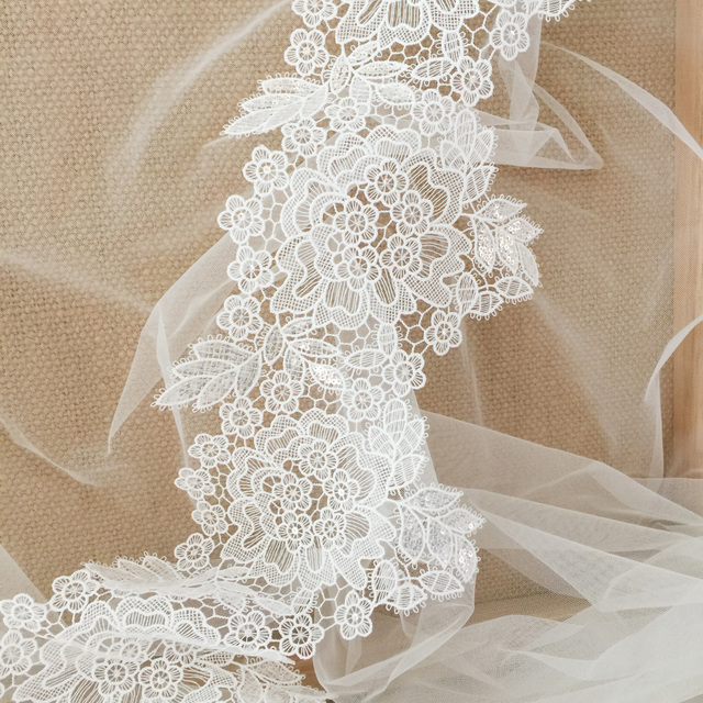 Koronka wenecja haft szydełkowa cekinowa, szerokość 9 cm, na suknię ślubną, welon, aplikacje kwiatowe- liśćmotyw - Wianko - 4