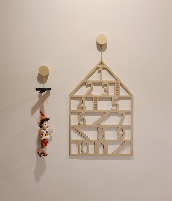 Drewniane puste okno z alfabetem - wystrój pokoju dziecka, dekoracja ściany domu - Wianko - 18