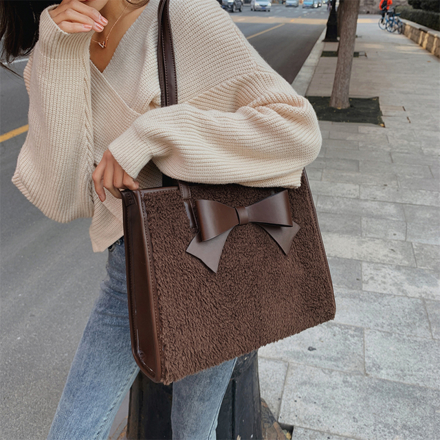 Nowa zimowa damska pluszowa torba na ramię w projekcie luksusowym i wysokiej jakości wykonana ze skóry PU. Modny design w czystym kolorze, ozdobiony wełnianym łukiem. Duża pojemność i wytrzymałość - Wianko - 4