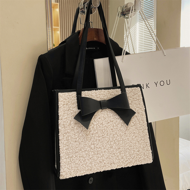Nowa zimowa damska pluszowa torba na ramię w projekcie luksusowym i wysokiej jakości wykonana ze skóry PU. Modny design w czystym kolorze, ozdobiony wełnianym łukiem. Duża pojemność i wytrzymałość - Wianko - 14