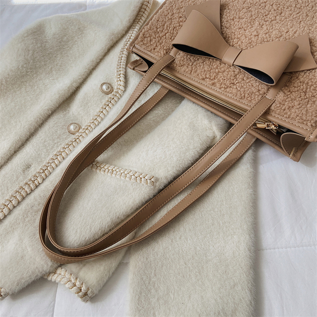 Nowa zimowa damska pluszowa torba na ramię w projekcie luksusowym i wysokiej jakości wykonana ze skóry PU. Modny design w czystym kolorze, ozdobiony wełnianym łukiem. Duża pojemność i wytrzymałość - Wianko - 24