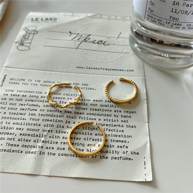 Pierścień falisty z cienkimi złotymi koralikami - minimalistyczny, oryginalny, wykonany z 100% srebra próby 925 - idealny prezent urodzinowy dla kobiet i nastolatek - Wianko - 25