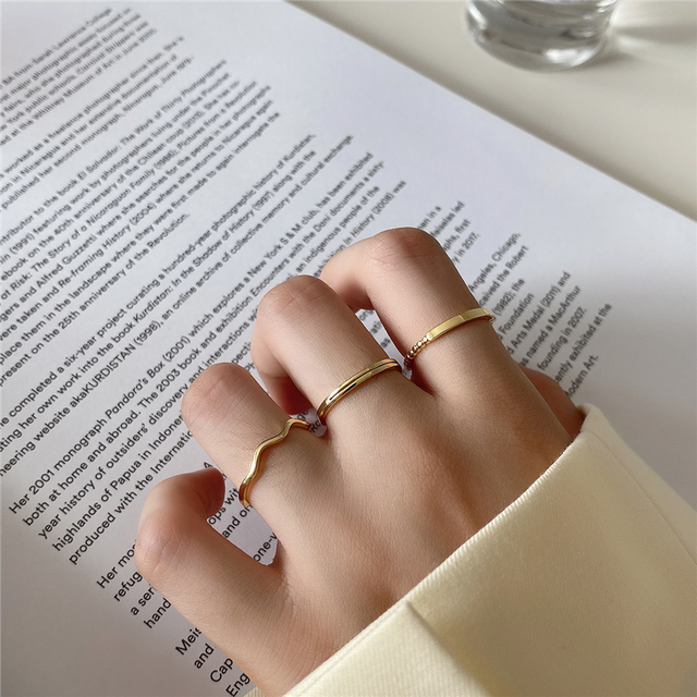 Pierścień falisty z cienkimi złotymi koralikami - minimalistyczny, oryginalny, wykonany z 100% srebra próby 925 - idealny prezent urodzinowy dla kobiet i nastolatek - Wianko - 26